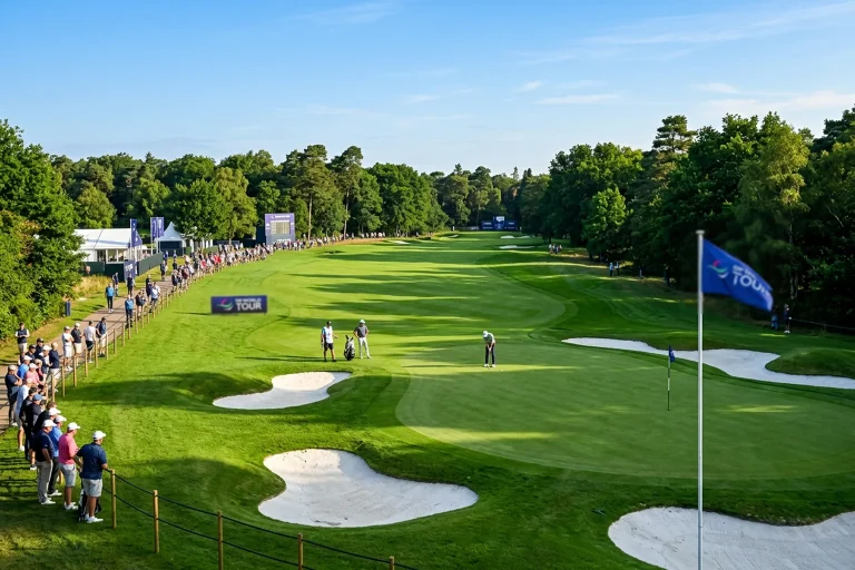 Campo de golf europeo con green cuidado, bunkers de arena y banderas del DP World Tour durante un torneo profesional