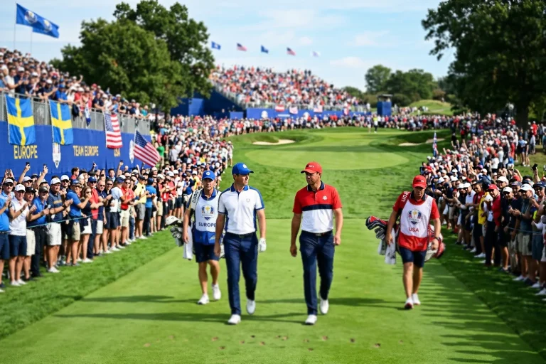 Dos golfistas profesionales caminando juntos en el fairway durante un torneo de match play